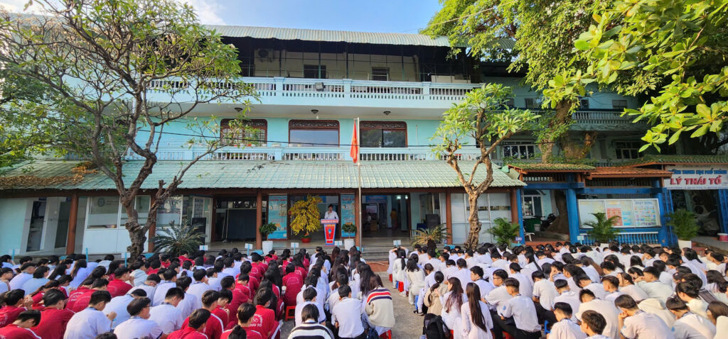 Giáo viên sử dụng công nghệ AI trong quá trình chuẩn bị bài giảng.